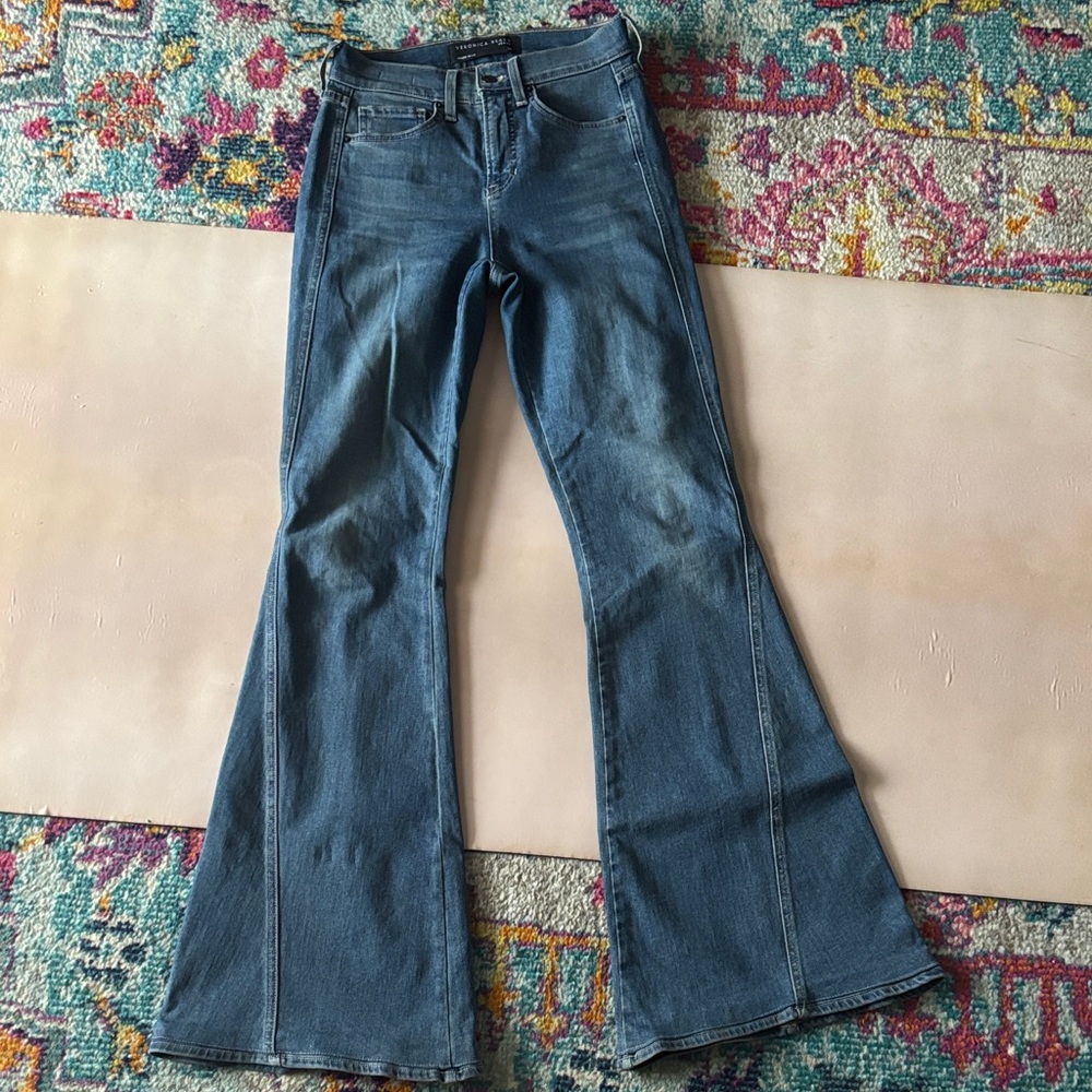 Veronica Beard Sheridan Exaggerated Flare with twisted seam. Size 25.
